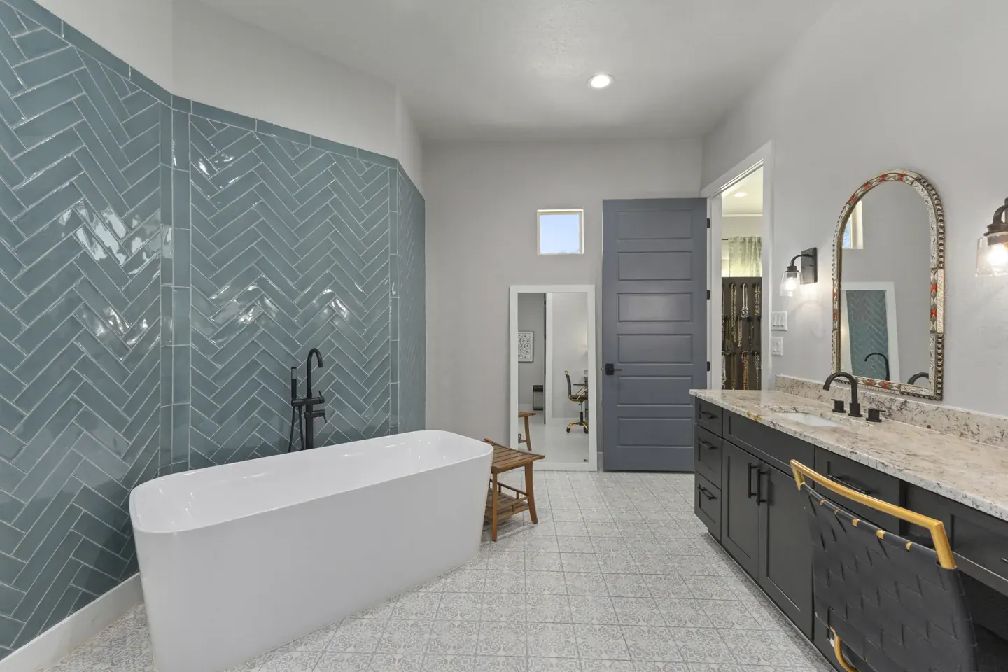 Primary bathroom with soaking tub at 924 Annabelle Avenue