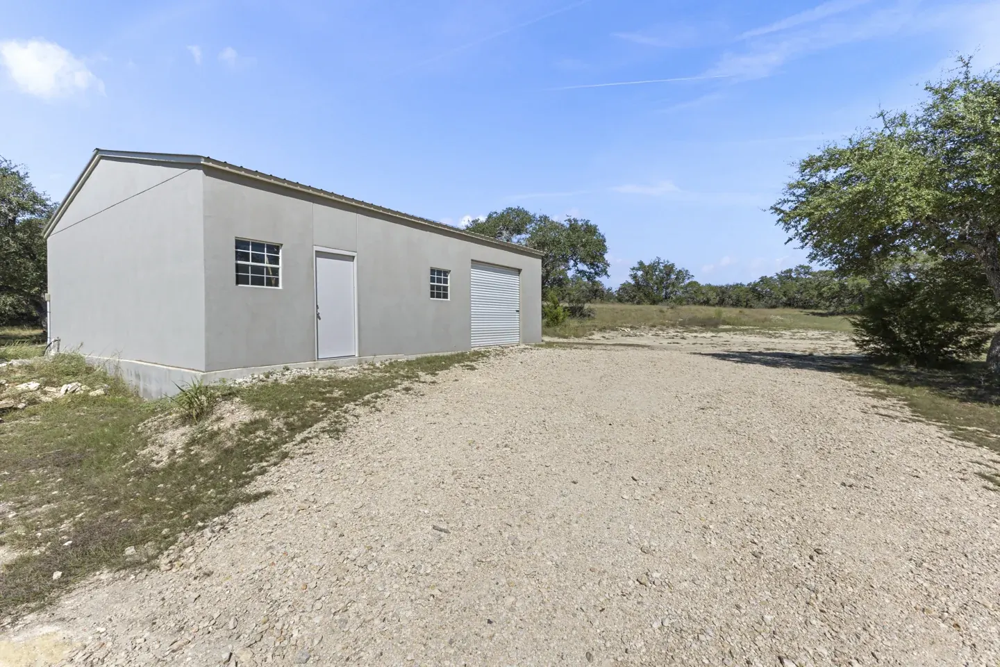 Detached metal workshop at 924 Annabelle Avenue
